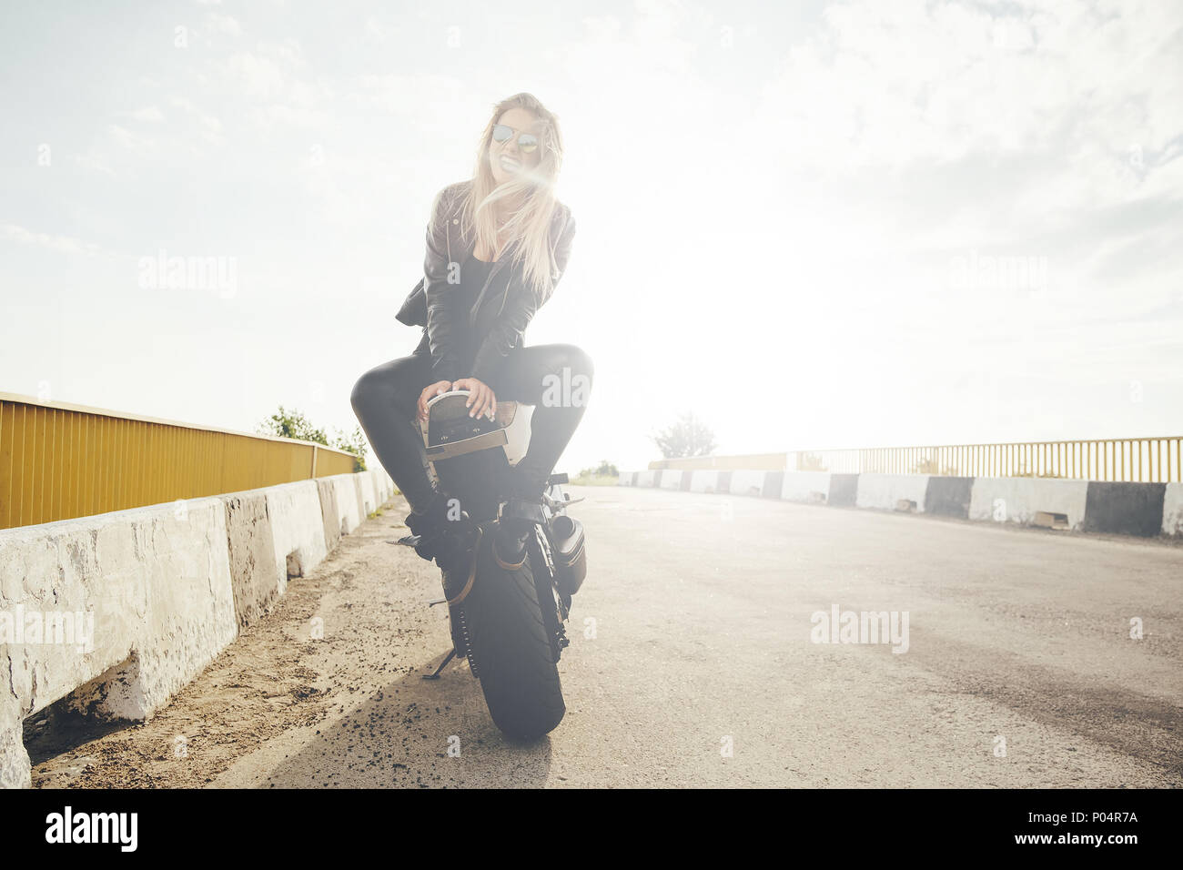 Belle Donne biker godendo la libertà Foto Stock