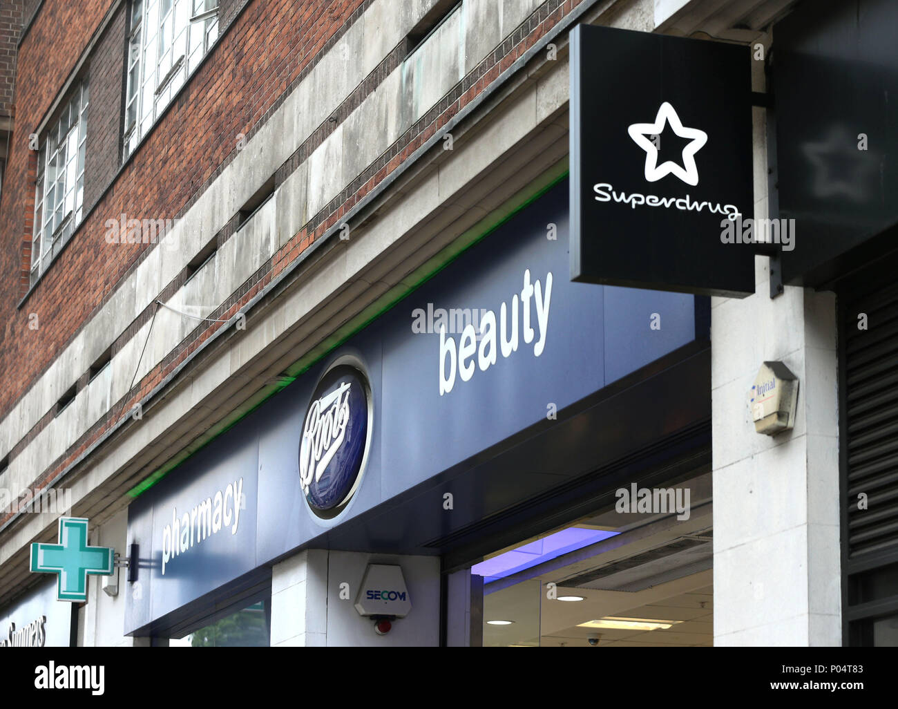 Un ramo di scarponi accanto a un negozio Superdrug su Oxford Street, Londra centrale. Foto Stock