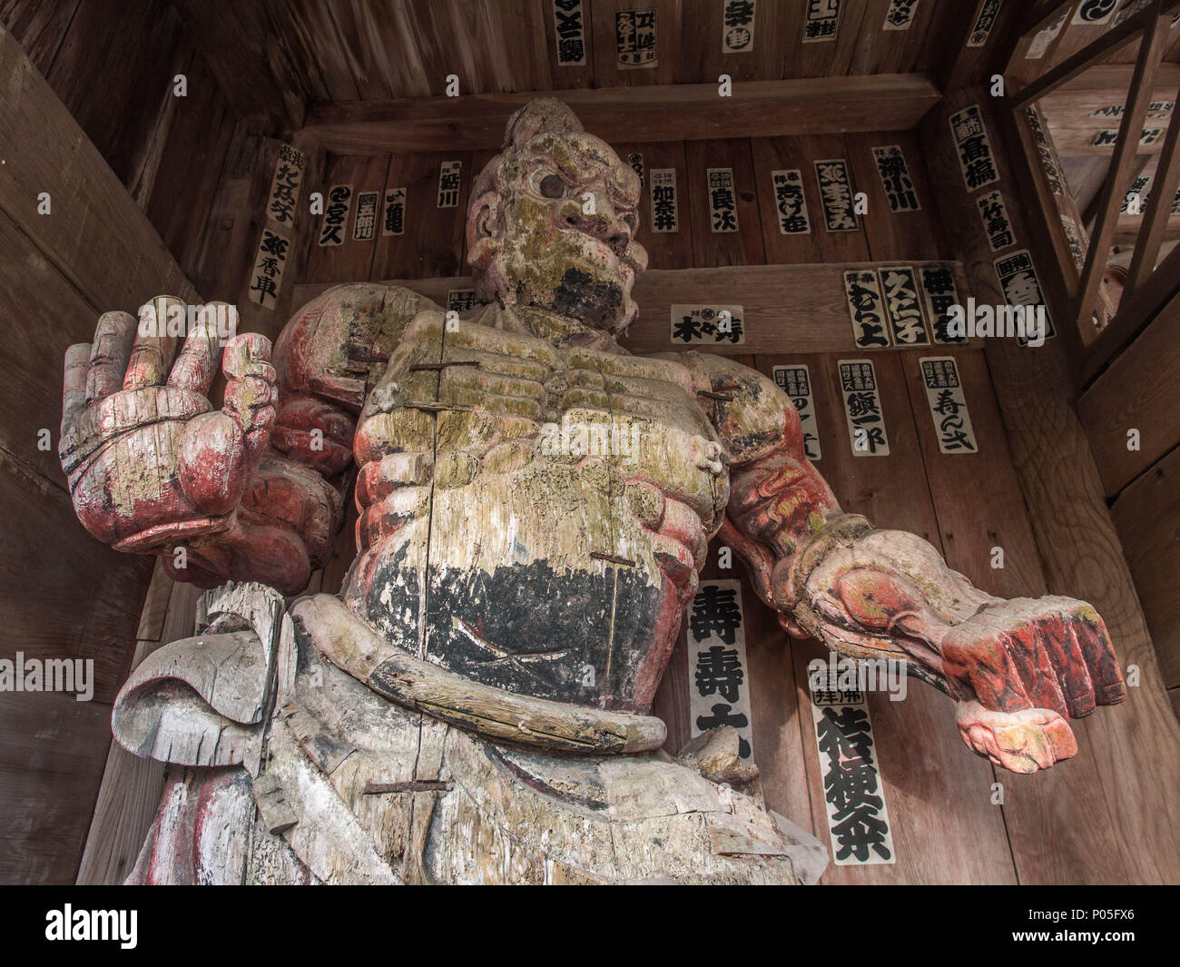 Nio temple guardian, statua lignea, presso la porta del tempio Chikurinji 31, Shikoku 88 tempio pellegrinaggio, Kochi, Giappone Foto Stock