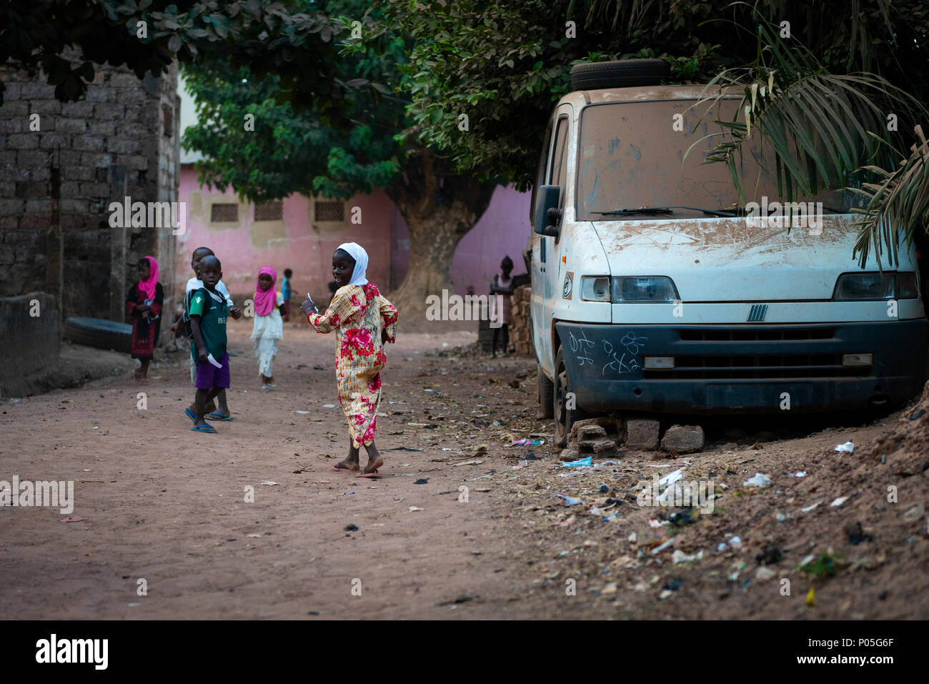 Bissau, Repubblica di Guinea Bissau - 31 Gennaio 2018: un gruppo di bambini che giocano nella sporcizia street presso il Cupelon de Baixo quartiere nella città di bis Foto Stock