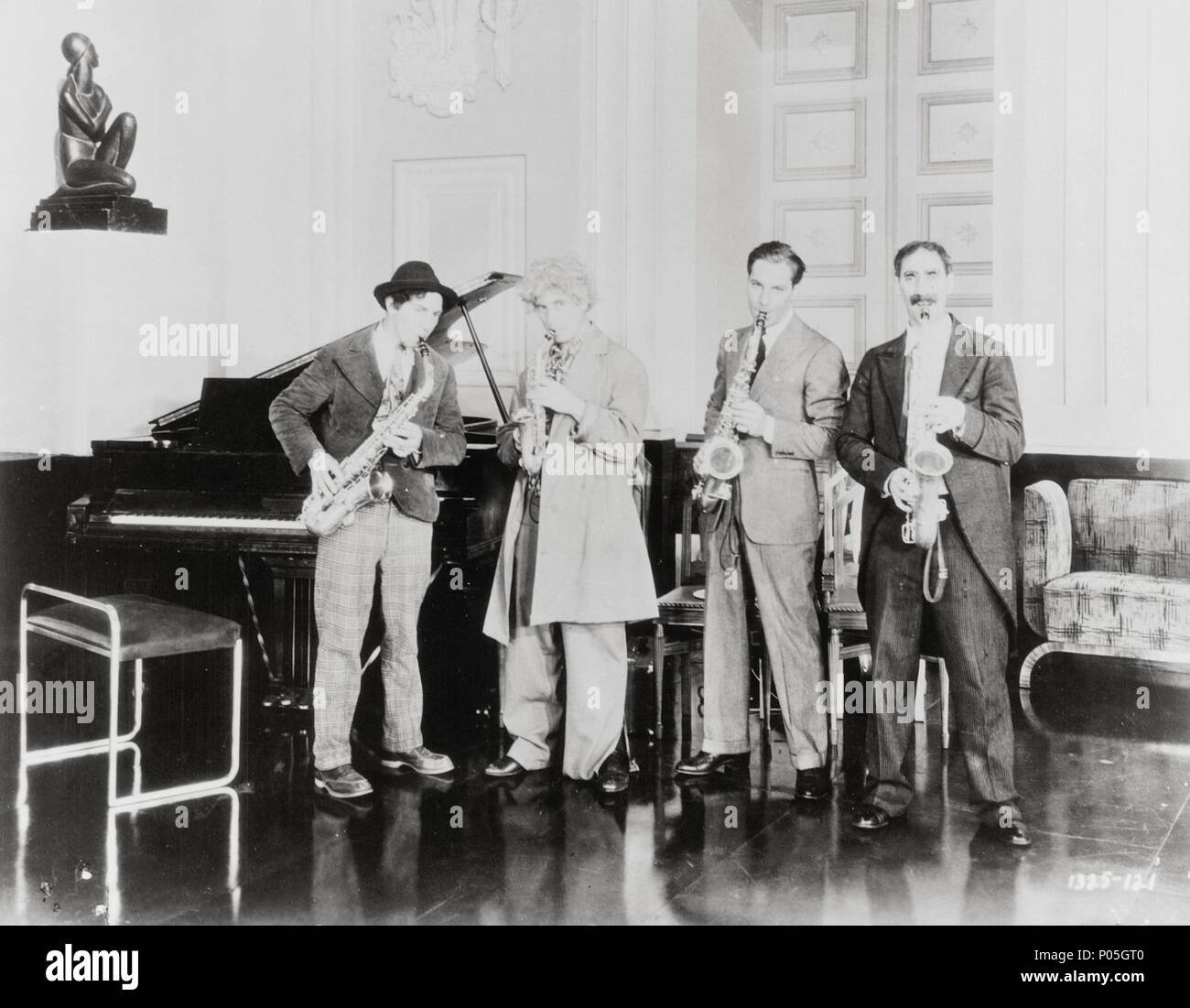 I Fratelli Marx, Groucho e gli Harpo, 'Monkey " Business 1931 MGM  Riferimento File # 30928 804THA Foto stock - Alamy