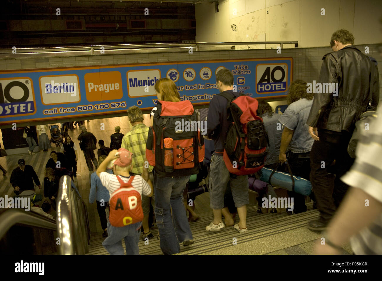 I viaggiatori a Praga in treno dalla stazione di Praga, Repubblica Ceca Foto Stock