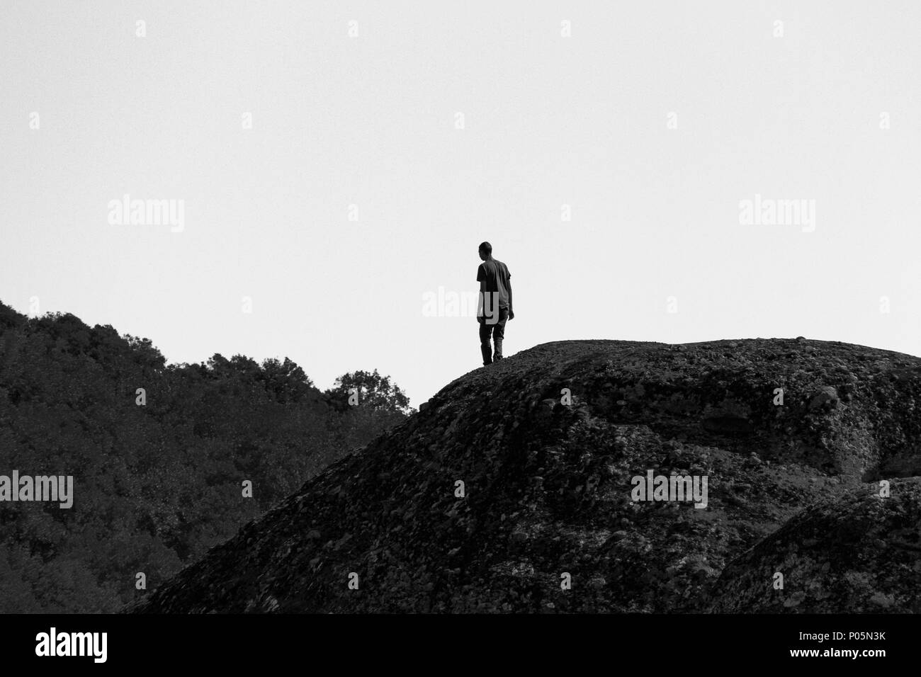 Silhouette uomo sulla sommità di una roccia a Meteora monastero complesso, Grecia Foto Stock