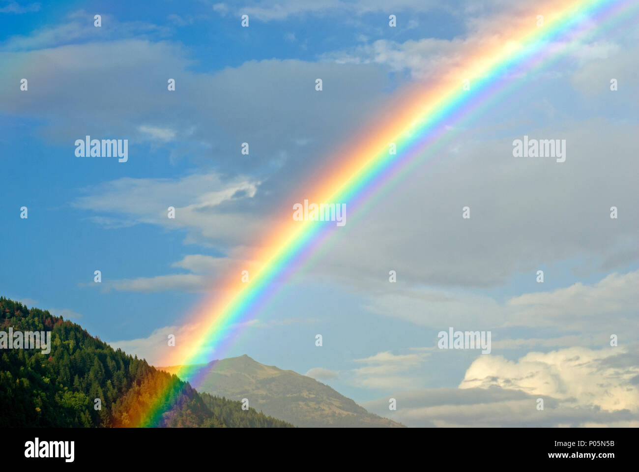 Arcobaleno nel cielo, Alpi Orobie, Lombardia, Italia Foto Stock