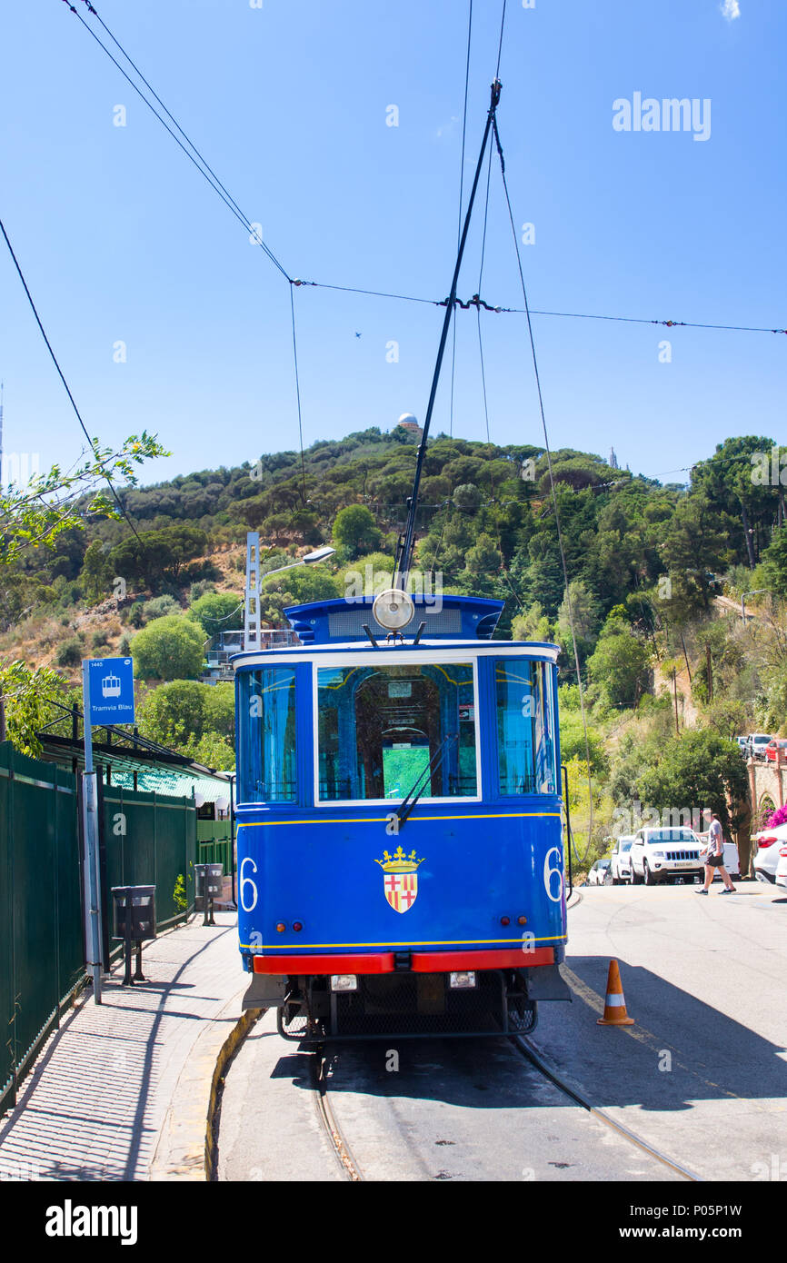 Barcellona - Luglio 13, 2016: nostalgico tram blu di Tibidabo. Inaugurato nel 1901, utilizza ancora lo stesso tram, essendo così uno dei più vecchi tram in Foto Stock