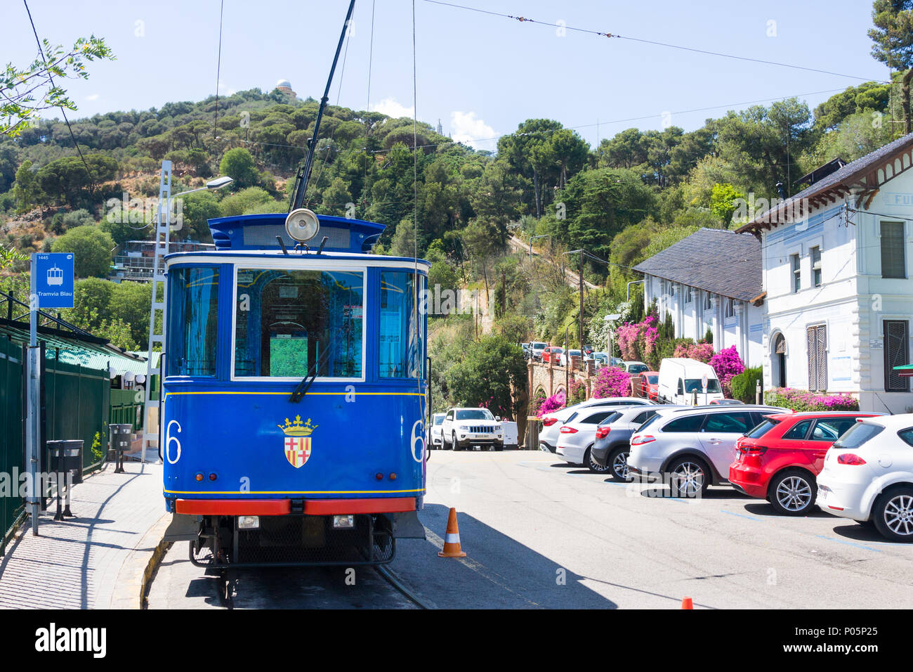 Barcellona - Luglio 13, 2016: nostalgico tram blu di Tibidabo. Inaugurato nel 1901, utilizza ancora lo stesso tram, essendo così uno dei più vecchi tram in Foto Stock