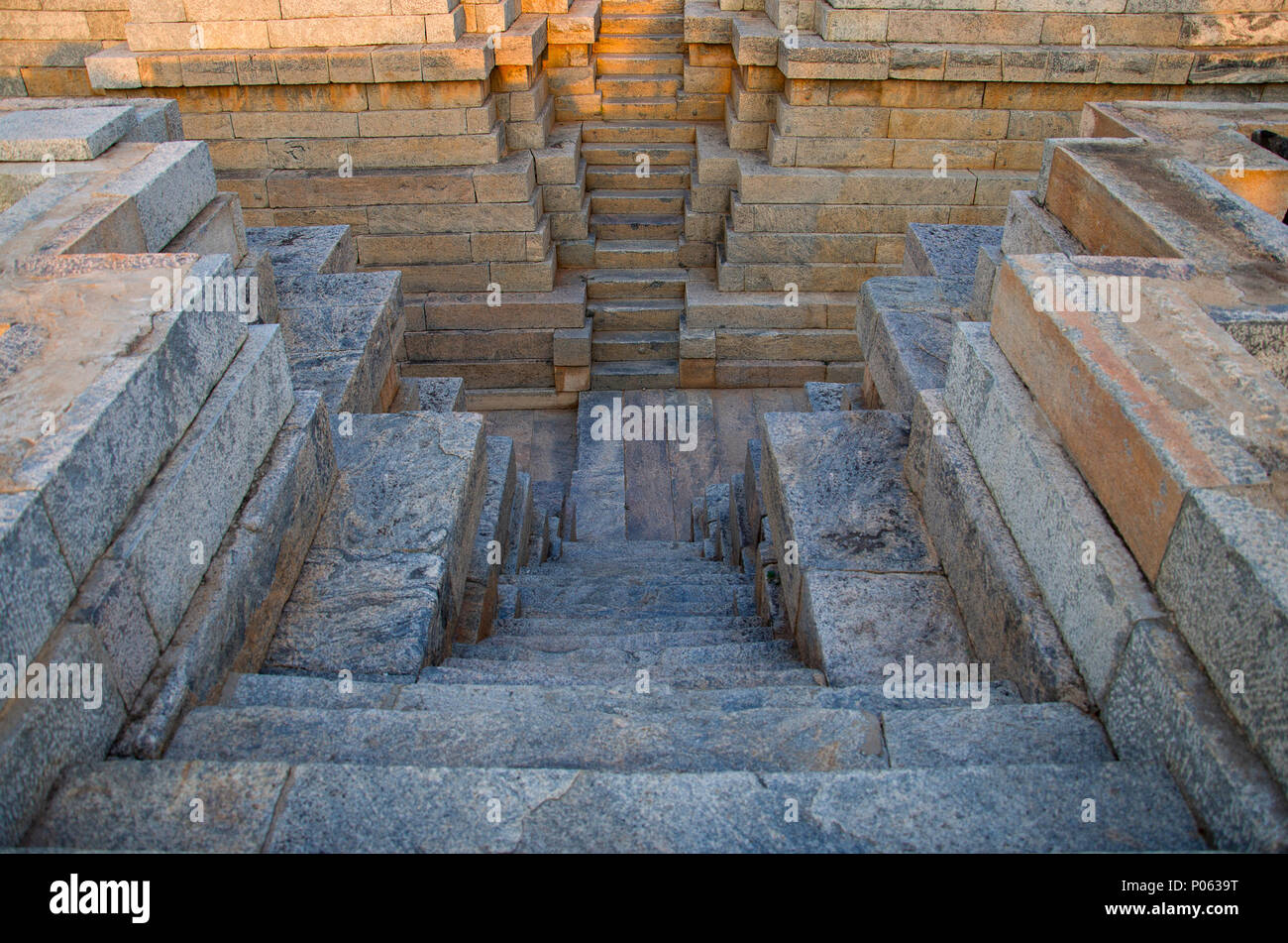 Bene a gradini al Mahadeva tempio è stato costruito circa 1112 CE da Mahadeva, Itagi, Karnataka Foto Stock