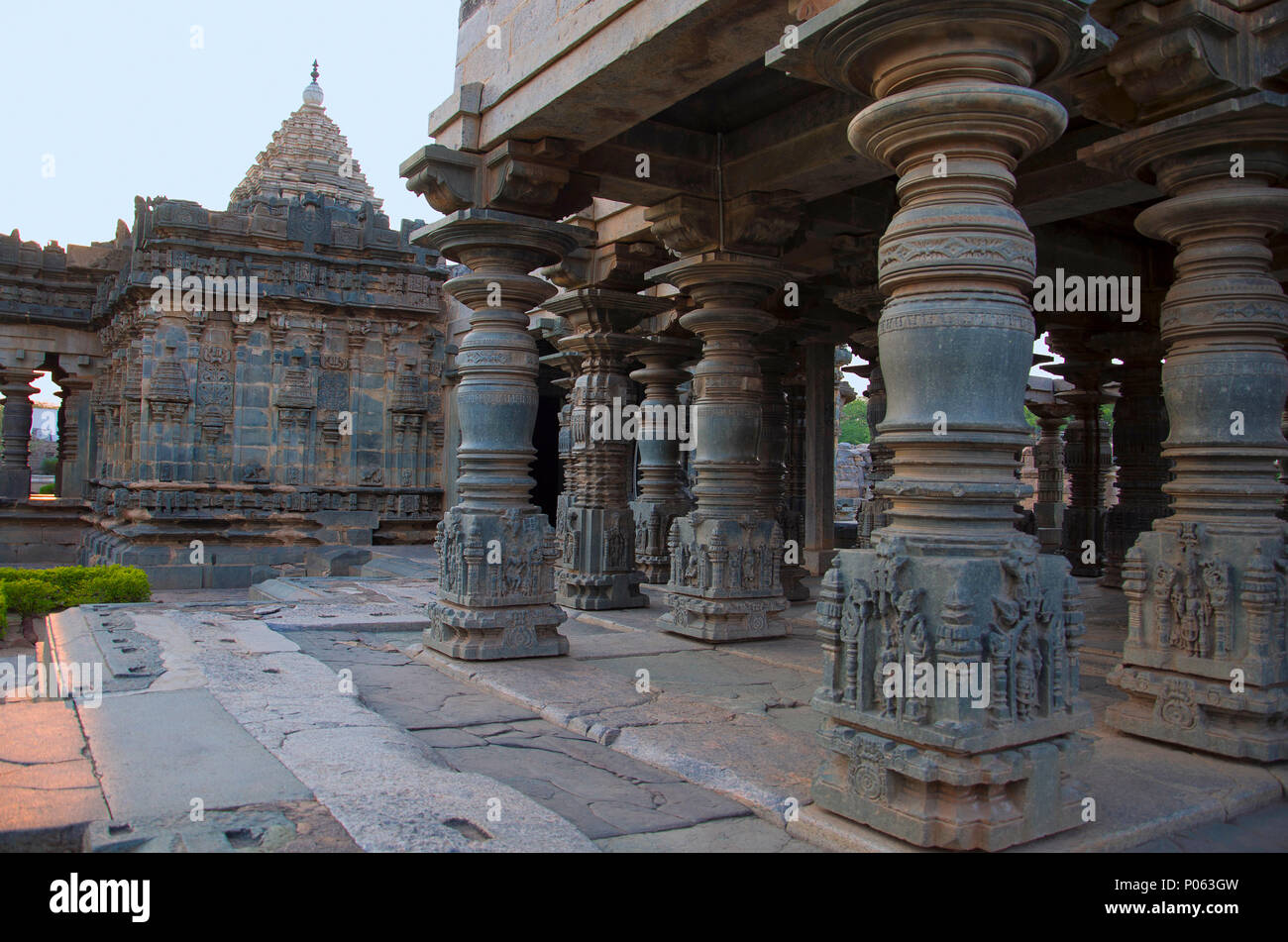 Scolpito pilastri della Mahadeva tempio è stato costruito circa 1112 CE da Mahadeva, Itagi, Karnataka, India Foto Stock