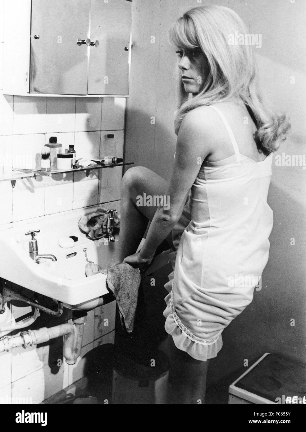 Pellicola originale titolo: repulsione. Titolo inglese: repulsione. Regista: Roman Polanski. Anno: 1965. Stelle: Catherine Deneuve. Credito: COMPTON-TEKLI/ROYAL / Album Foto Stock