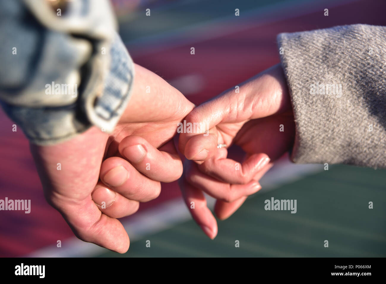 Mano nella mano. Uomo e donna che mantiene con le mani nella città Foto Stock