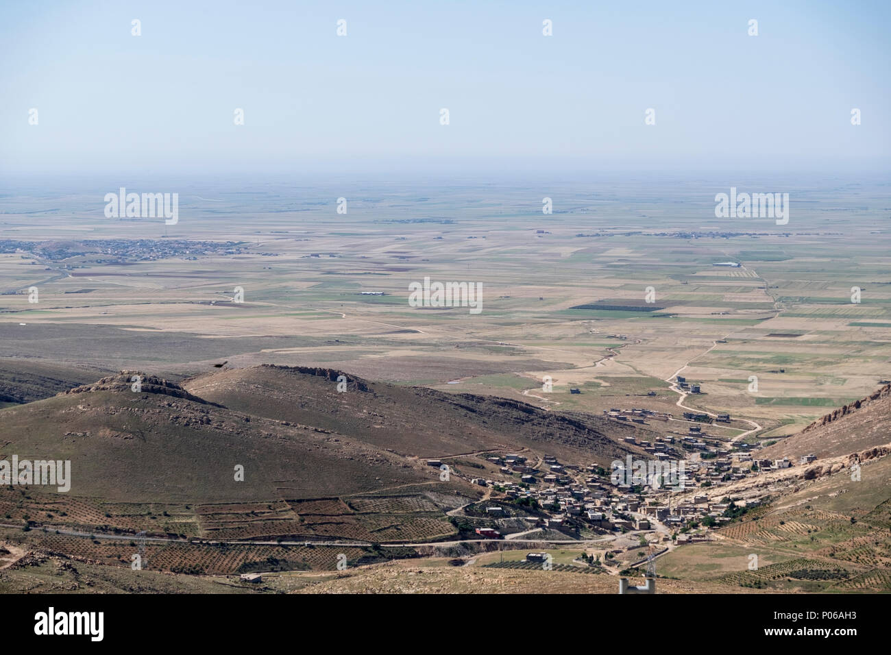 Campi in Mesopotamia savana e villaggio in Mardin, Turchia Foto Stock