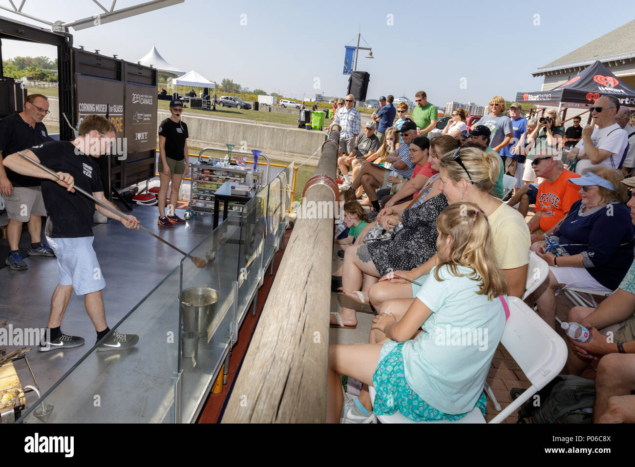 Museo di Corning di vetro dà una produzione vetraria demo sul loro chiatta di vetro, al mondo canali Conferenza, Syracuse, New York, 2017. Foto Stock
