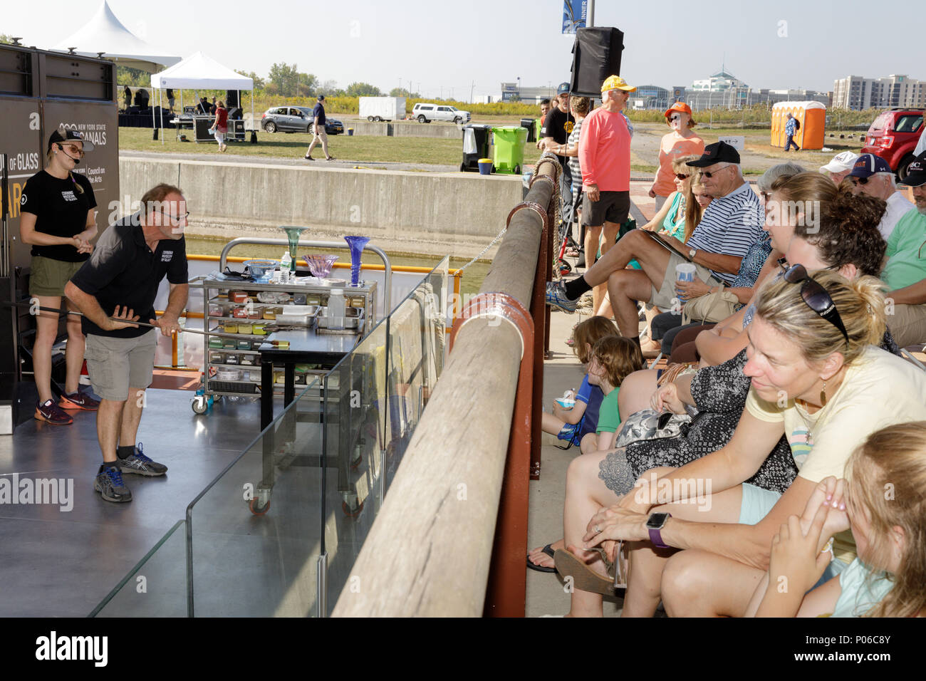 Museo di Corning di vetro dà una produzione vetraria demo sul loro chiatta di vetro, al mondo canali Conferenza, Syracuse, New York, 2017. Foto Stock