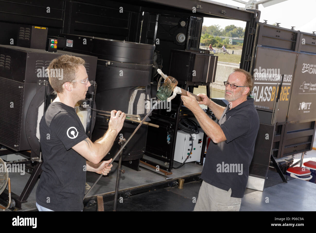 Museo di Corning di vetro dà una produzione vetraria demo sul loro chiatta di vetro, al mondo canali Conferenza, Syracuse, New York, 2017. Foto Stock