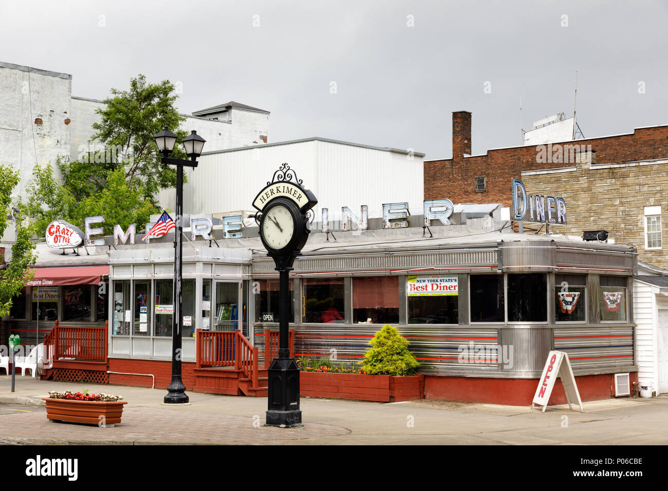 Herkimer, New York, Stati Uniti d'America - 5 Giugno 2017: Crazy Otto Empire Diner è stato votato come il miglior Diner nello Stato di New York per il 2017. Foto Stock