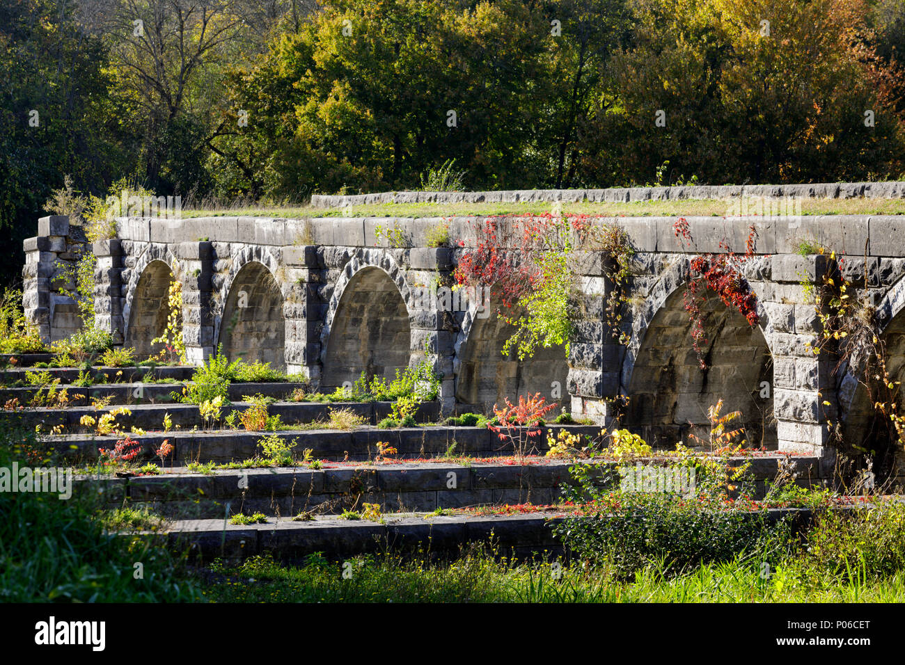 MONTEZUMA, New York/USA - Ottobre 19, 2017: Rovine di Seneca fiume acquedotto aka Richmond acquedotto, che era il secondo più lunga del Canale Erie. Foto Stock
