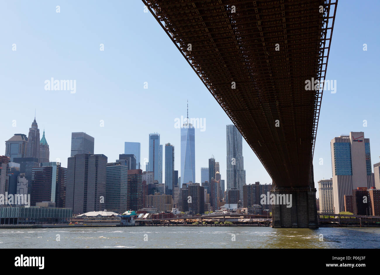 Manhattan si vede attraverso l'East River da Ponte di Brooklyn Park, al di sotto del ponte di Brooklyn, New York City, Stati Uniti d'America Foto Stock