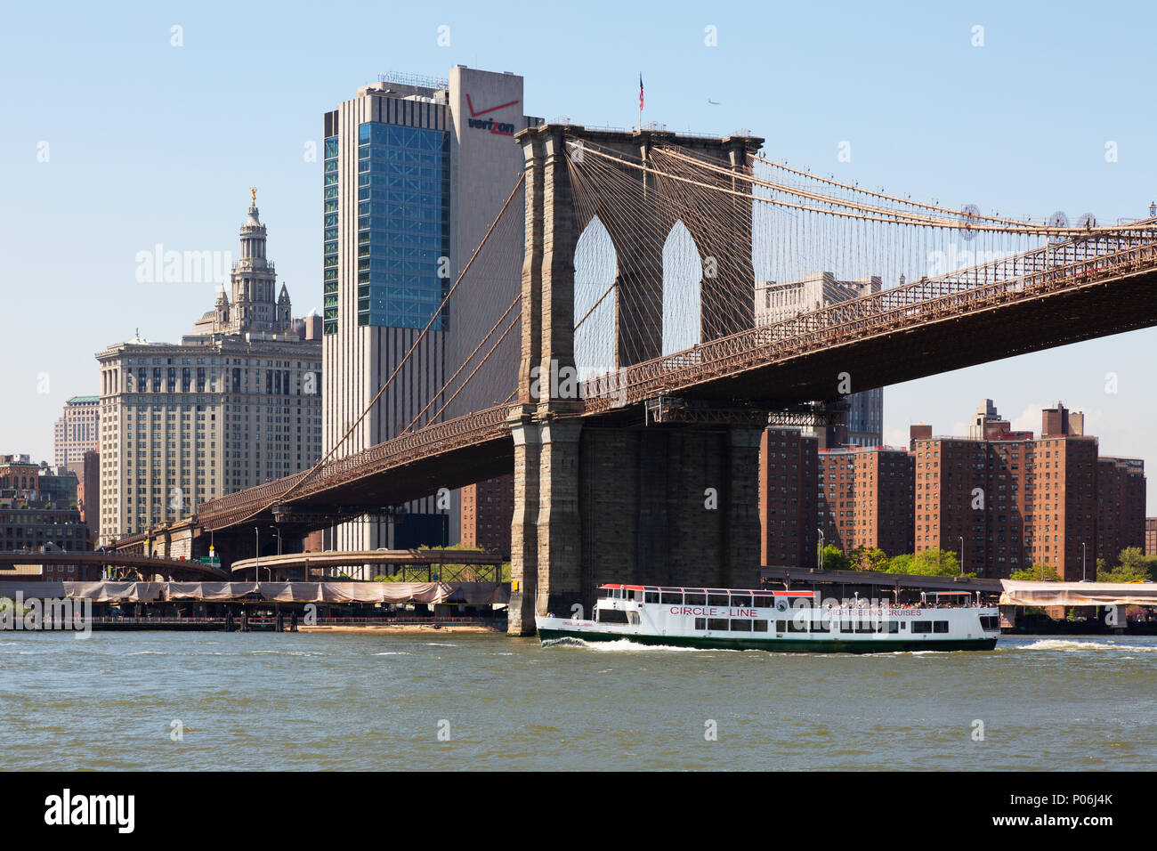 Imbarcazione turistica passando sotto il ponte di Brooklyn, East River, Brooklyn, New York City, Stati Uniti d'America Foto Stock