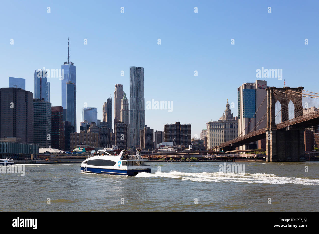 L'East River traversata in traghetto e l'East River a Brooklyn, New York City, Stati Uniti d'America Foto Stock
