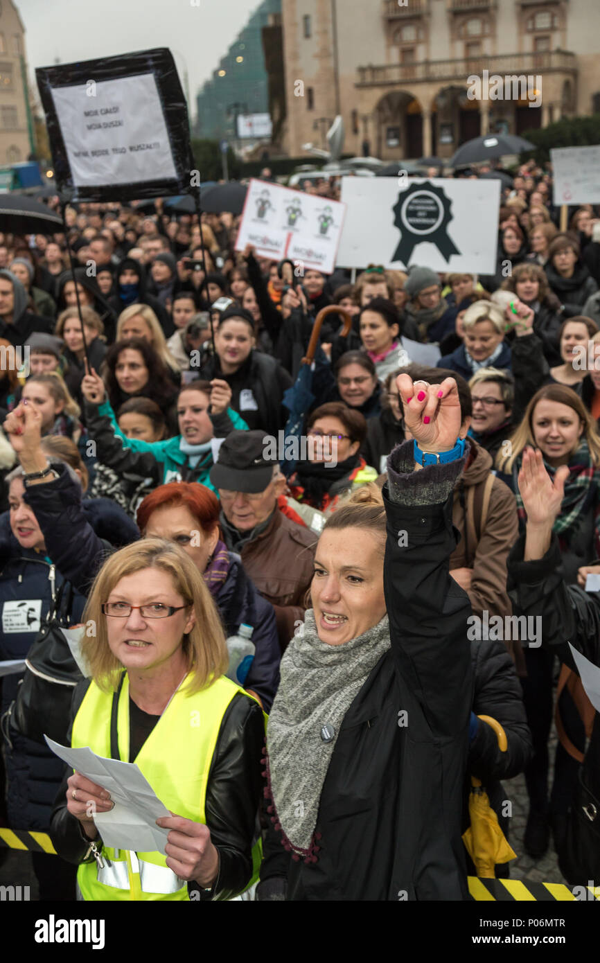 Pozna , Polonia, nero protesta contro l'esagerazione di legge sull aborto Foto Stock