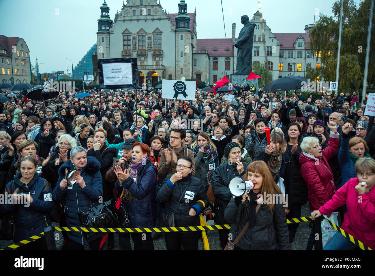 Pozna , Polonia, nero protesta contro l'esagerazione di legge sull aborto Foto Stock