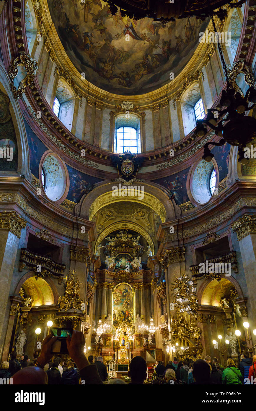 Vienna, Austria - 22 Ottobre 2017: la chiesa di San Pietro o Peterskirche (1733) interno barocco Foto Stock