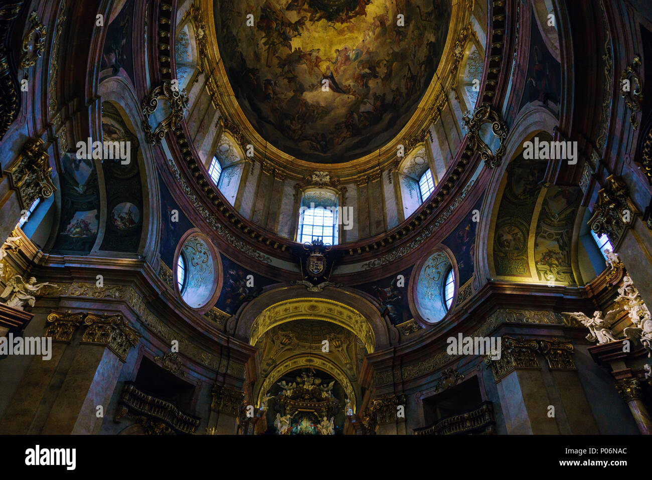 Vienna, Austria - 22 Ottobre 2017: la chiesa di San Pietro o Peterskirche (1733) interno barocco Foto Stock