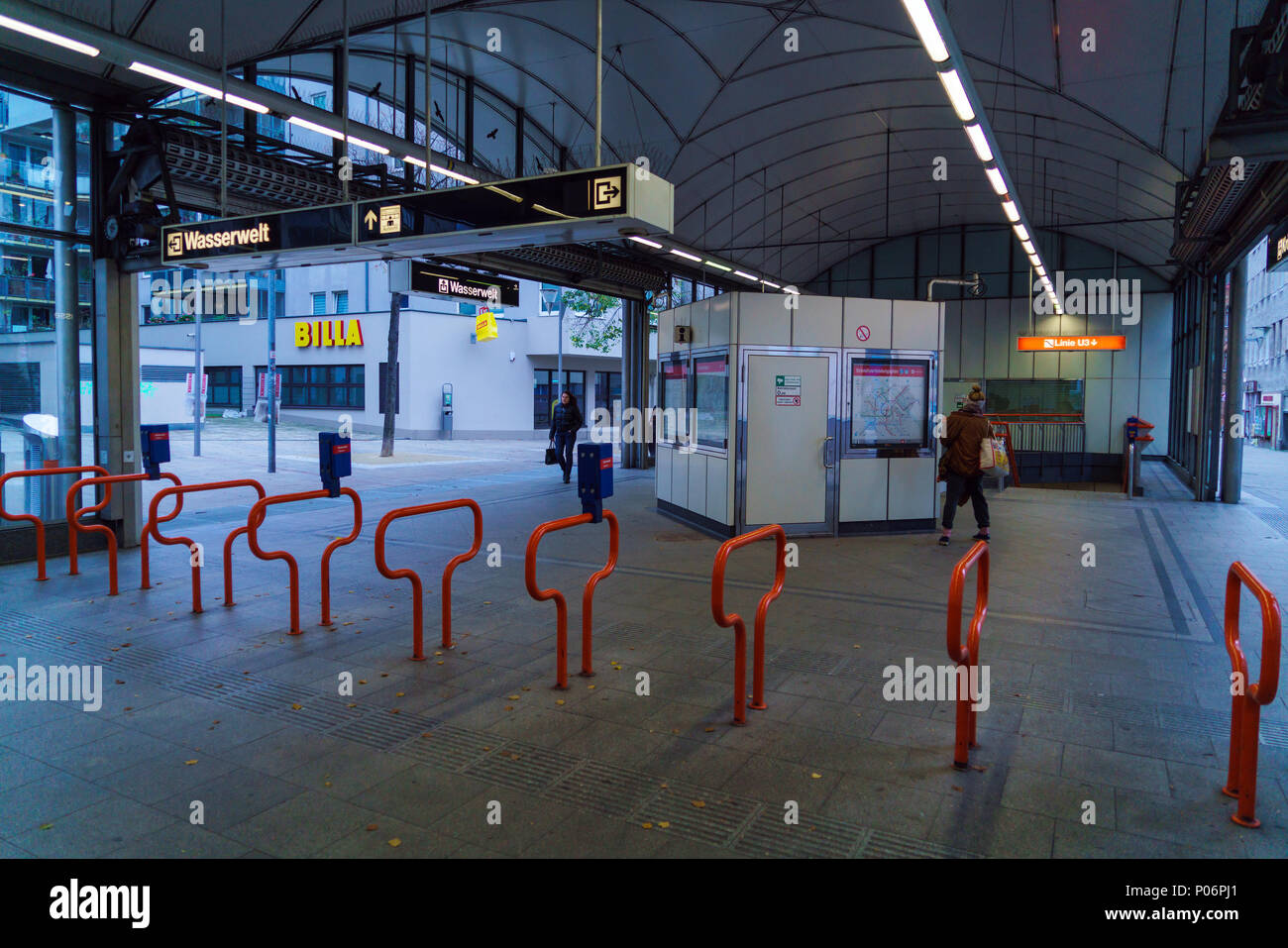 Vienna, Austria - 22 Ottobre 2017: Uscire dalla stazione della metropolitana Foto Stock