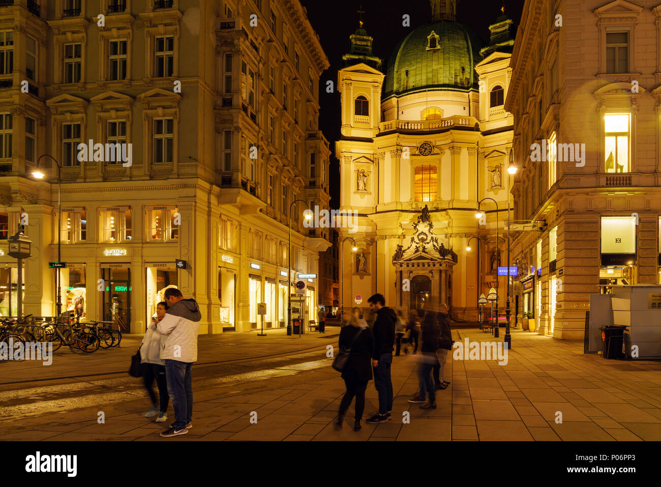 Vienna, Austria - 22 Ottobre 2017: la chiesa di San Pietro o Peterskirche (1733) facciata barocca di notte Foto Stock