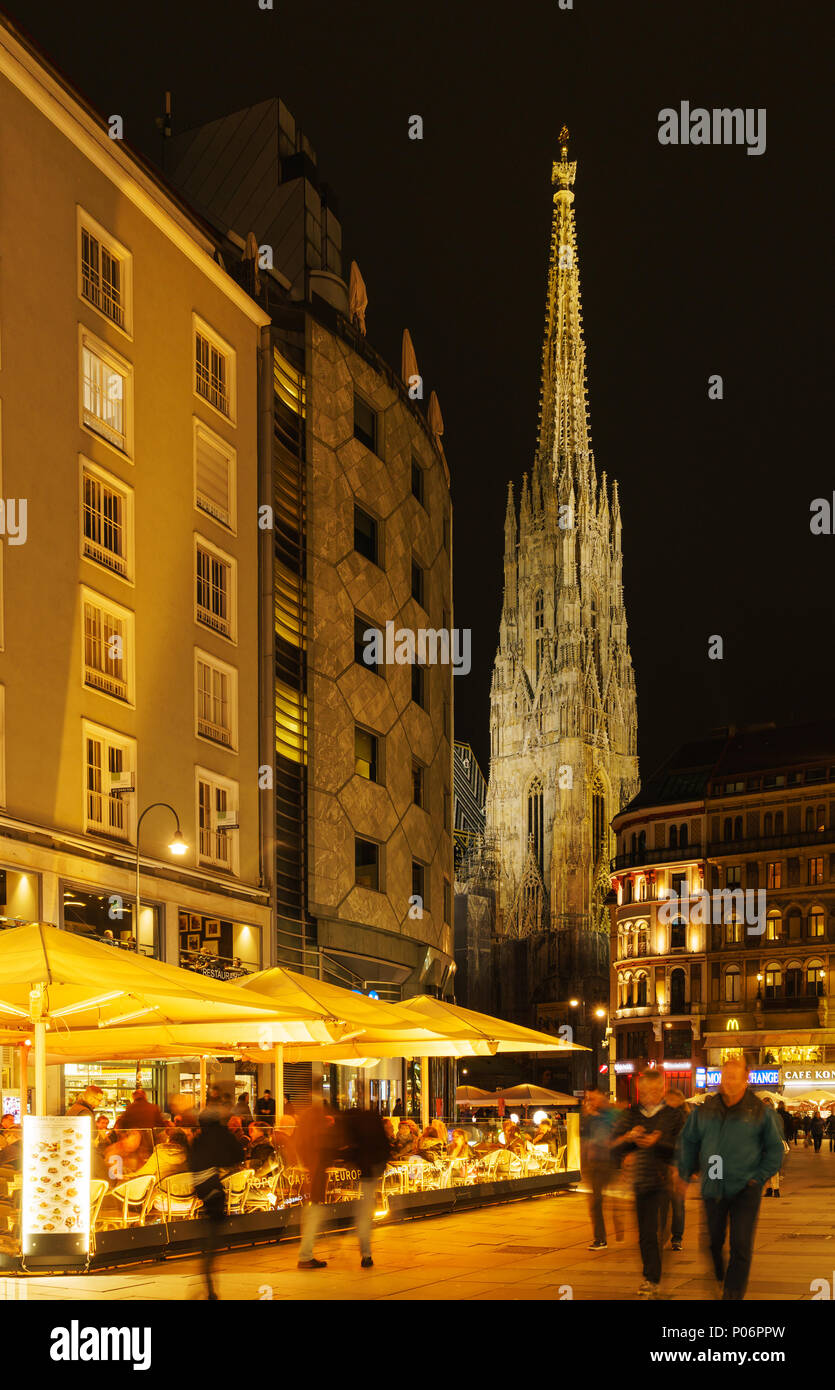 Vienna, Austria - 22 Ottobre 2017: Stephansdom o la Cattedrale di Santo Stefano (1137-1160) in Stephansplatz di notte Foto Stock