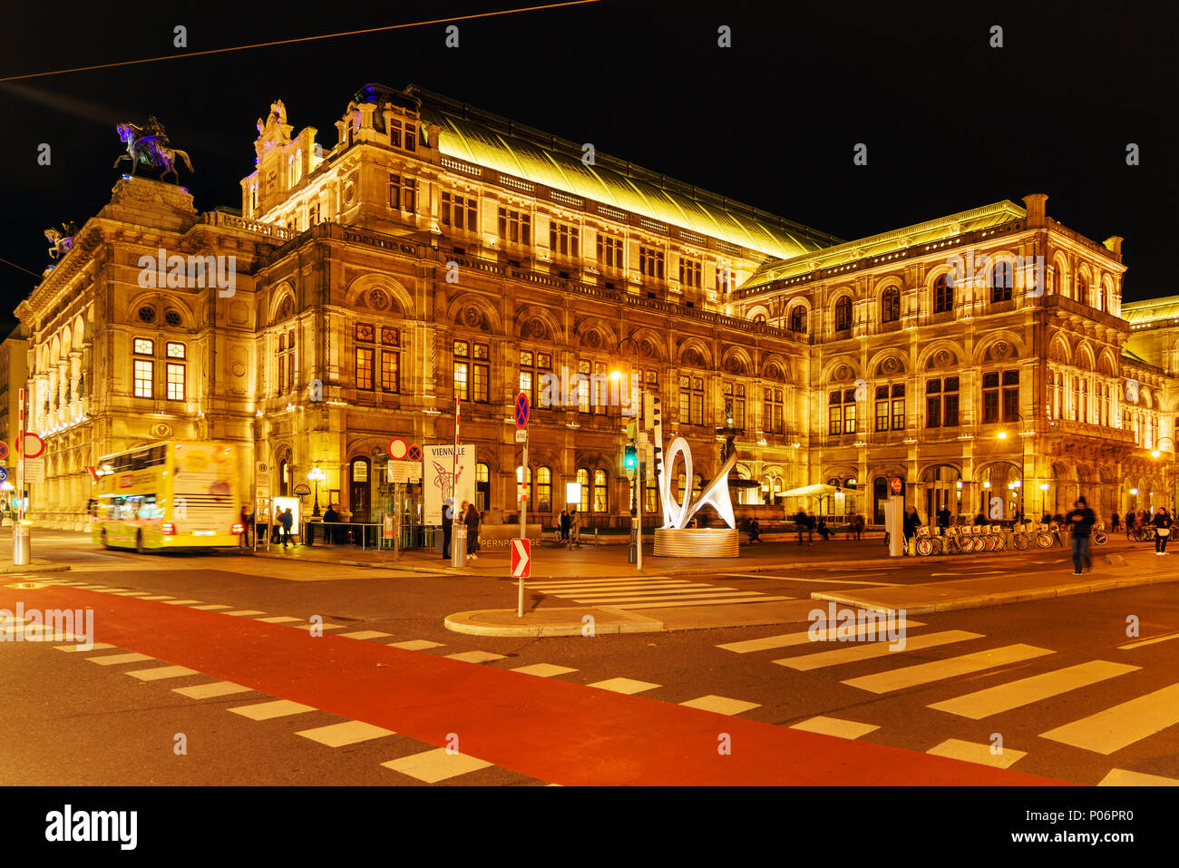 Vienna, Austria - 22 Ottobre 2017: Opera di Stato di Vienna o Wiener Staatsoper (1709) facciata di notte Foto Stock