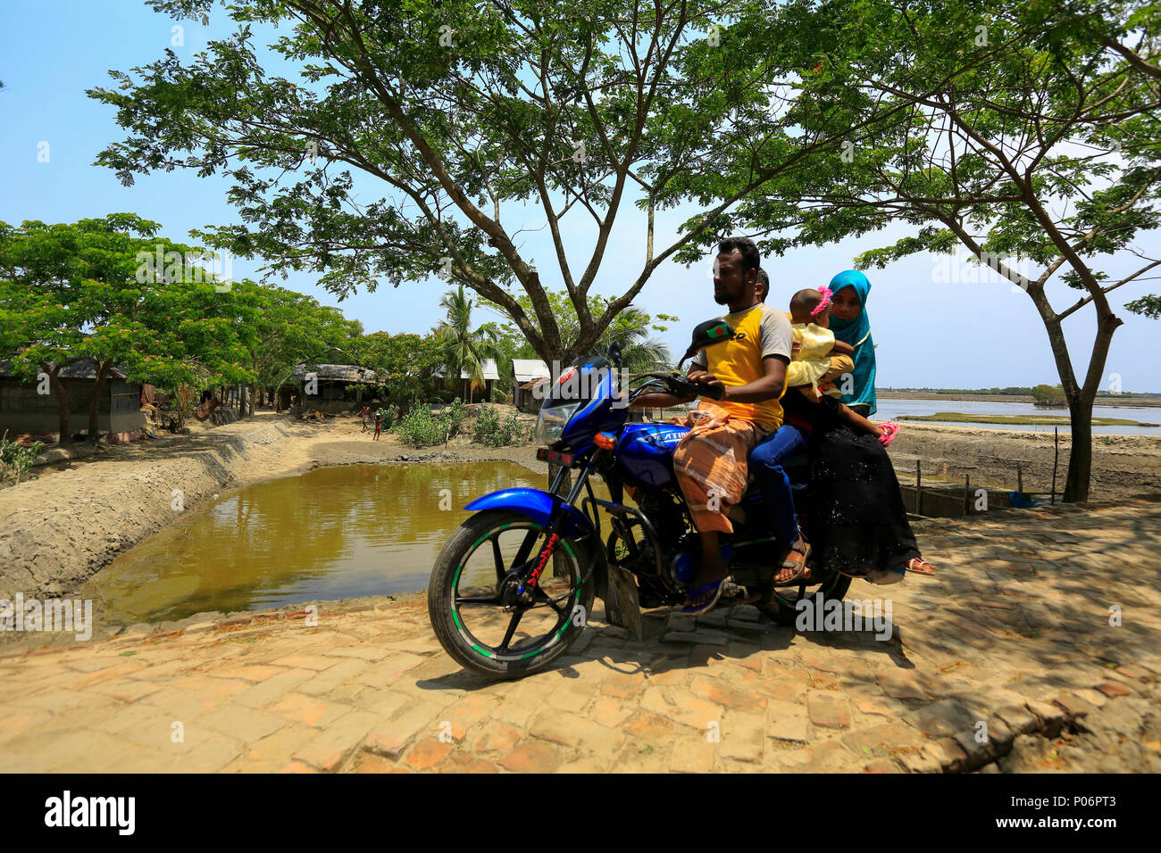 La moto è il solo trasporto pubblico di Gabura, una piccola isola accanto la Sundarbans. Satkhira, Bangladesh. Foto Stock