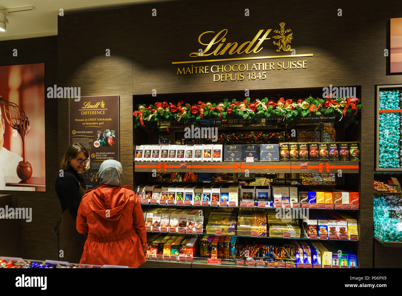 Vienna, Austria - 22 Ottobre 2017: i compratori acquista cioccolato e caramelle all'interno del negozio del famoso marchio Lindt Foto Stock