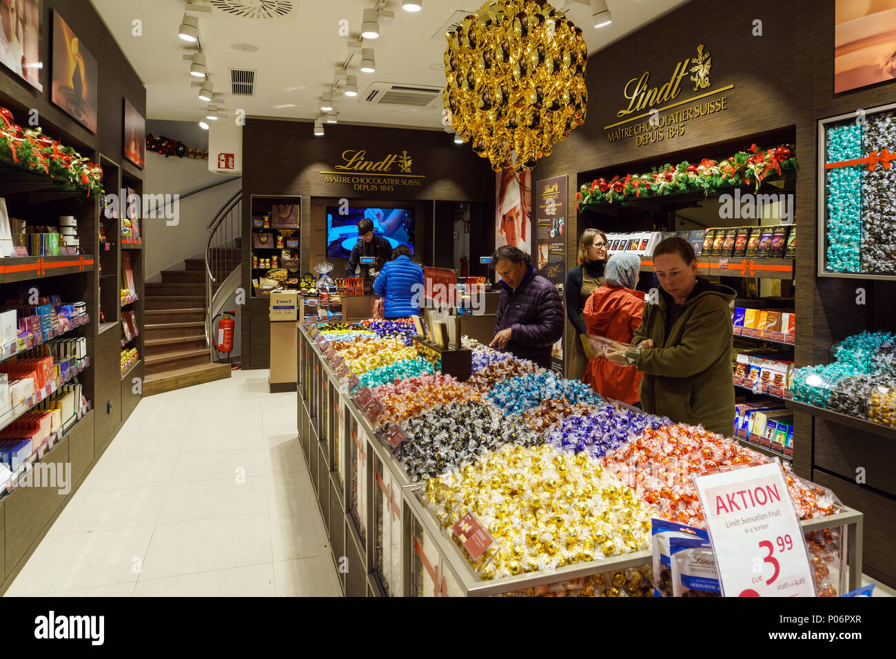 Vienna, Austria - 22 Ottobre 2017: i compratori acquista cioccolato e caramelle all'interno del negozio del famoso marchio Lindt Foto Stock