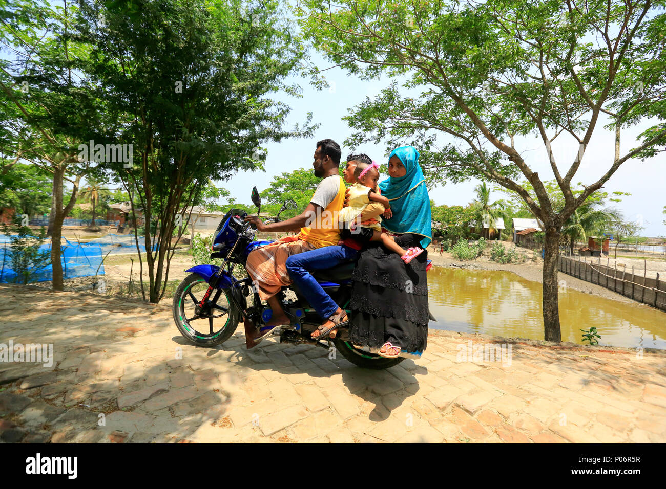 La moto è il solo trasporto pubblico di Gabura, una piccola isola accanto la Sundarbans. Satkhira, Bangladesh. Foto Stock