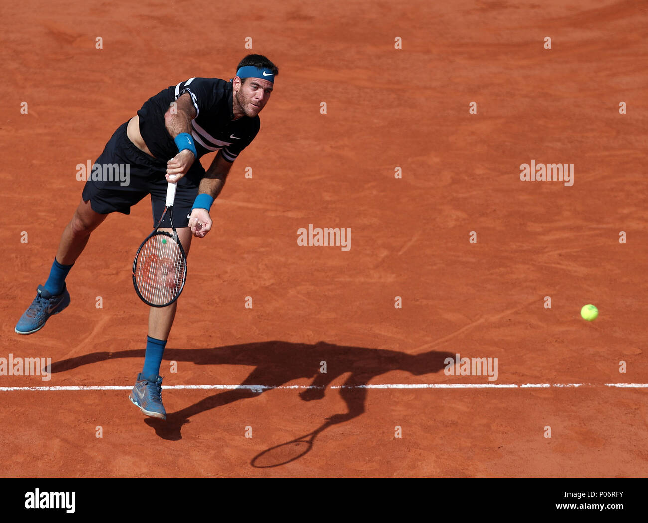 Parigi. 8 Giugno, 2018. Juan Martin Del Potro di Argentina serve durante gli uomini singoli semifinale partita contro Rafael Nadal di Spagna presso il French Open Tennis Tournament 2018 a Parigi in Francia il 8 giugno 2018. Credito: Luo Huanhuan/Xinhua/Alamy Live News Foto Stock