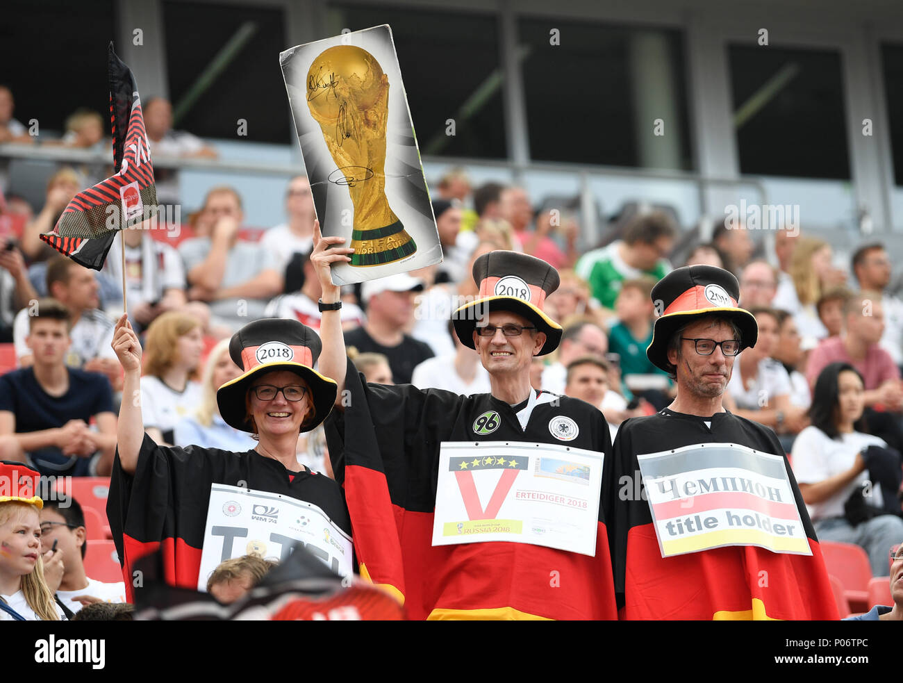 08 giugno 2018, Germania, Leverkusen: Partita internazionale di calcio amichevole, Germania vs Arabia Saudita al BayArena. In Germania i fan in gabbie prima della partita. Foto: Marius Becker/dpa Foto Stock