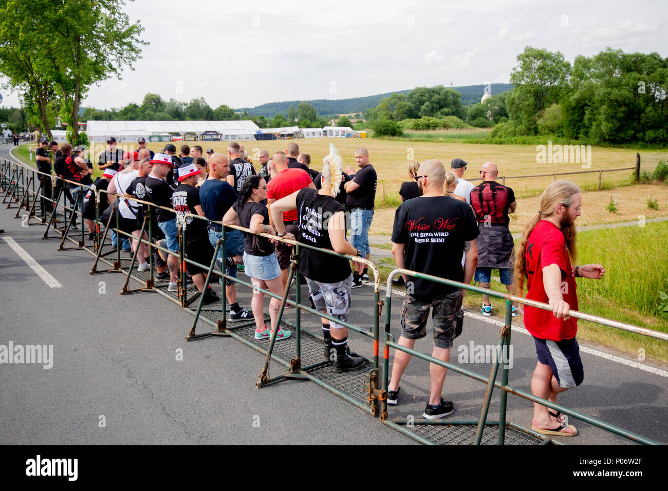 08 giugno 2018, Germania, Themar: Festivalgoers in attesa di essere ammesso per il sito del festival presso il 'Tage der nationalen Bewegung' festival. I 2 giorni di festival attira rightists provenienti da tutta Europa. Vari contro-proteste e eventi sono programmati. Foto: -/dpa Foto Stock