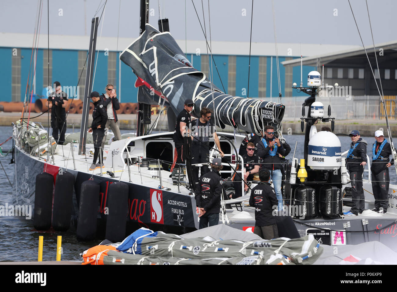 Cardiff, Regno Unito, 8 giugno 2018. Sun Hung Kai Scallywag team ed equipaggio. Volvo Ocean Race 2018 , Sky Ocean Rescue in-port race , Gamba10 Cardiff e Göteborg . La Baia di Cardiff venerdì 8 giugno 2018. pic da Andrew Orchard/Alamy Live News Foto Stock