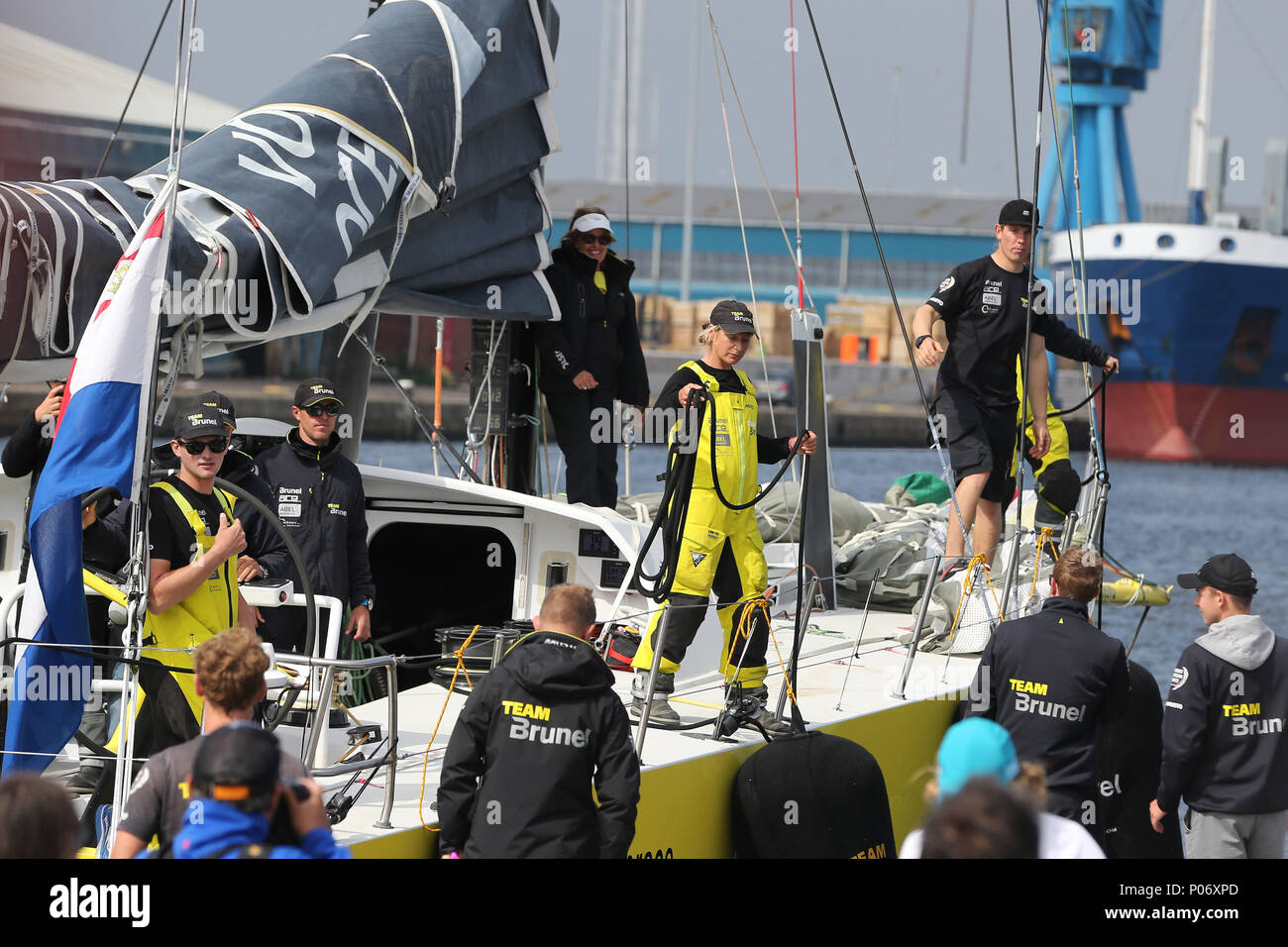 Cardiff, Regno Unito, 8 giugno 2018. Team Brunel e dell'equipaggio. Volvo Ocean Race 2018 , Sky Ocean Rescue in-port race , Gamba10 Cardiff e Göteborg . La Baia di Cardiff venerdì 8 giugno 2018. pic da Andrew Orchard/Alamy Live News Foto Stock