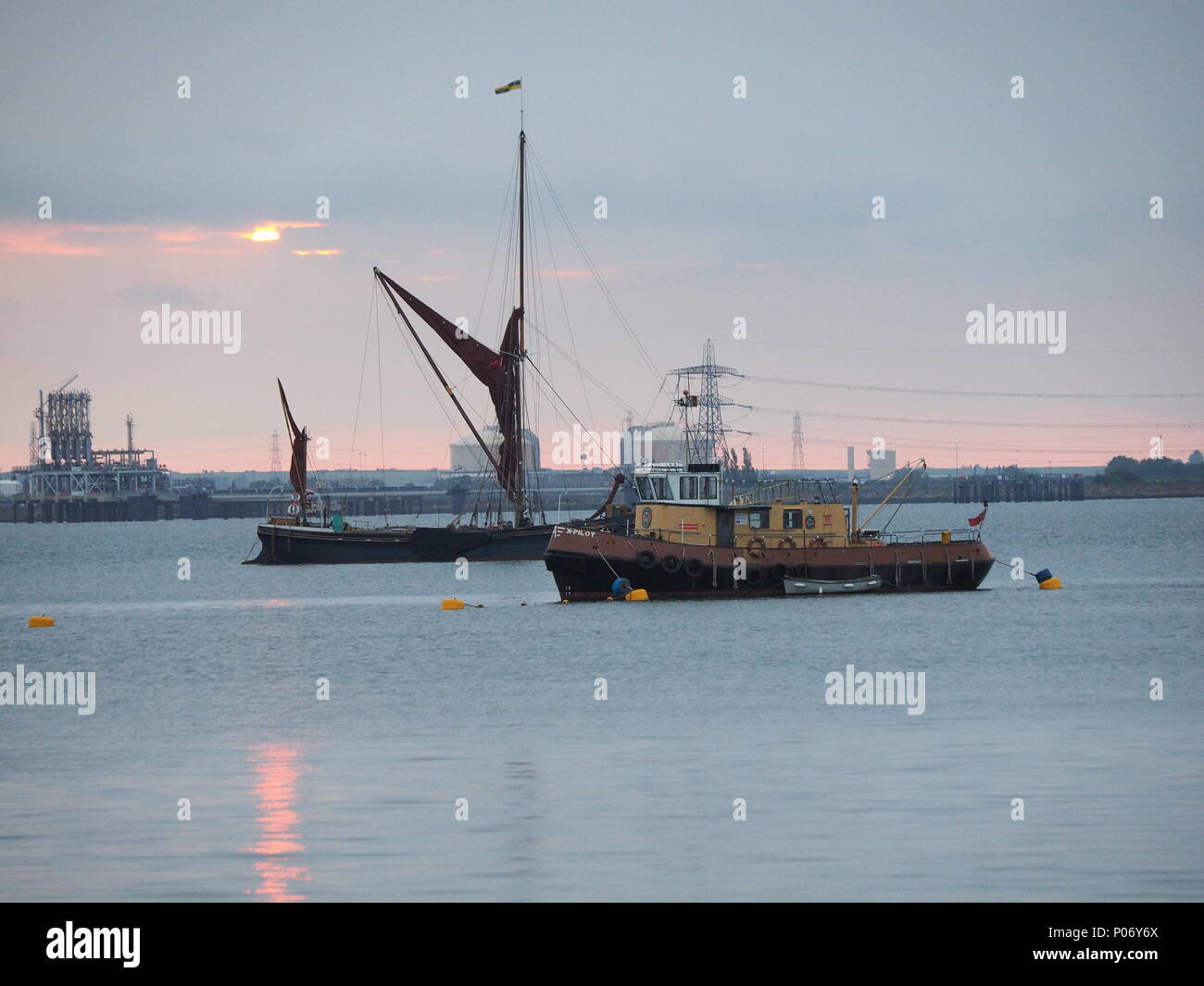 Queenborough, Kent, Regno Unito. 8 Giugno, 2018. Regno Unito Meteo: il sole al tramonto, Queenborough, Kent. Thames chiatte a vela moor in Queenborough porto avanti di cui domani centodecimo Medway chiatta corrispondono a vela. Credito: James Bell/Alamy Live News Foto Stock