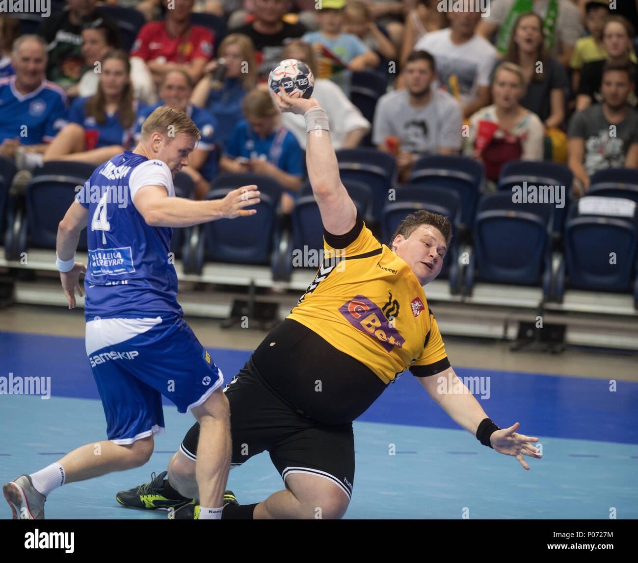 Vilnius, Lituania. 8 Giugno, 2018. Gintaras Cibulskis (R)della Lituania compete durante una qualificazione Europa Fase 2 partita contro l'Islanda di 2019 uomini del Campionato del Mondo di Siemens Arena di Vilnius, Lituania, il 8 giugno 2018. La Lituania ha vinto 28-27. Credito: Alfredas Pliadis/Xinhua/Alamy Live News Foto Stock