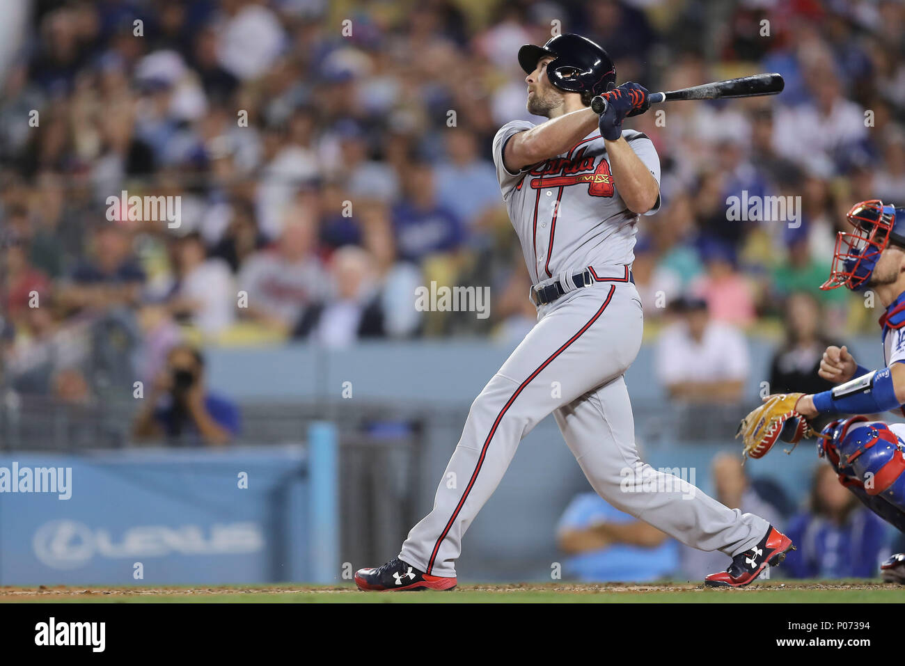 Los Angeles, CA, Stati Uniti d'America. 8 Giugno, 2018. Atlanta Braves interbase Charlie Culberson (16) occhi il suo volare la palla a destra nel gioco tra il Atlanta Braves e il Los Angeles Dodgers, il Dodger Stadium di Los Angeles, CA. Fotografo: Pietro Joneleit. Credito: csm/Alamy Live News Foto Stock