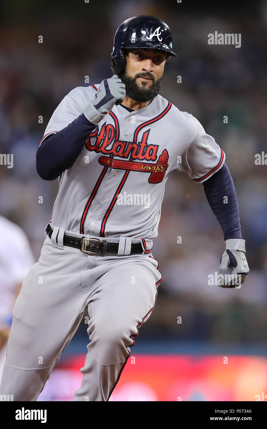 Los Angeles, CA, Stati Uniti d'America. 8 Giugno, 2018. Atlanta Braves diritto fielder Nick Markakis (22) cariche verso il terzo basi come egli tenta di punteggio sul gioco in gioco tra il Atlanta Braves e il Los Angeles Dodgers, il Dodger Stadium di Los Angeles, CA. Fotografo: Pietro Joneleit. Credito: csm/Alamy Live News Foto Stock