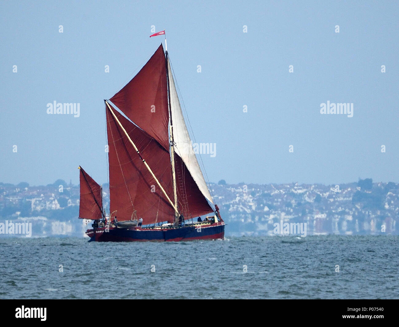 Sheerness, Kent, Regno Unito. Il 9 giugno, 2018. Regno Unito Meteo: un mattino nuvoloso con un paio di magie di sole in Sheerness, Kent come 7 Thames chiatte a vela prendere parte il centodecimo Medway Barge corrispondono. Credito: James Bell/Alamy Live News Foto Stock