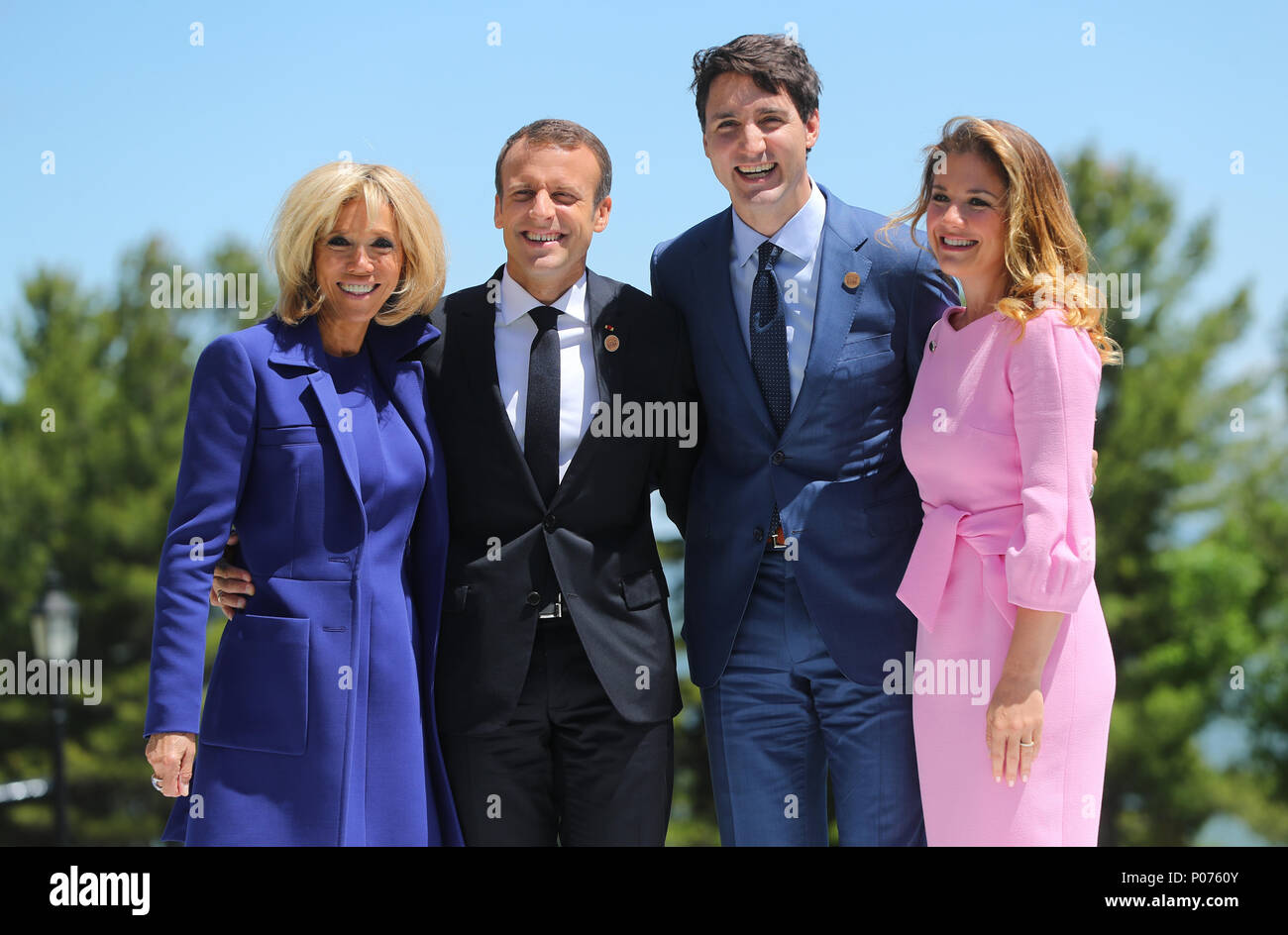 08 giugno 2018, il Canada, La Malbaie: Il Presidente francese Emmanuel Macron (2.l), sua moglie Brigitte (l), il primo ministro canadese Justin Trudeau (2.R) e sua moglie Sophie Gregoire Trudeau incontro presso i giardini dell'hotel Fairmont Le Manoir. Foto: Michael Kappeler/dpa Foto Stock