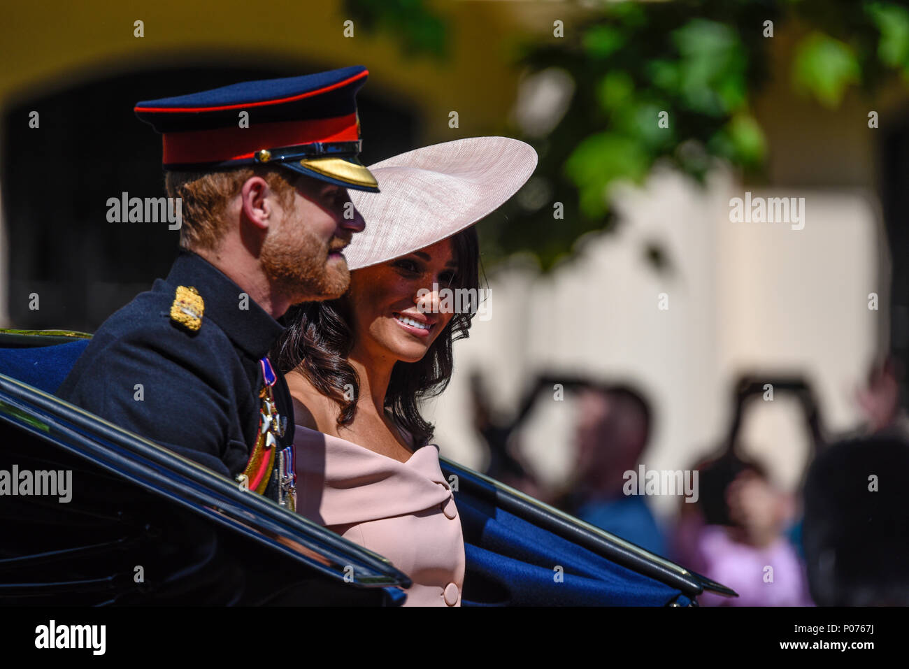 Trooping the Colour 2018. Meghan Markle, duchessa del Sussex, e il principe Harry, duca del Sussex in Carriage on the Mall, Londra, Regno Unito Foto Stock