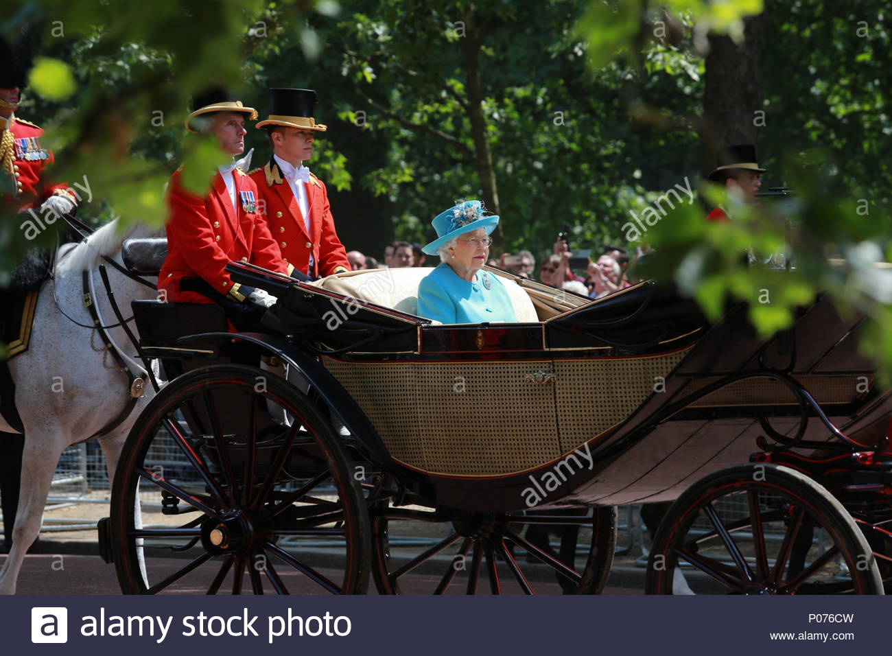 Londra, UK, 9 giugno 2018. Il Trooping annuale il colore ha avuto luogo a Londra in onore della regina Elisabetta il compleanno. Migliaia rivestite le strade di dare il benvenuto a Sua Maestà e di altri membri della famiglia reale come hanno viaggiato in autobus da Buckingham Palace per la sfilata delle Guardie a Cavallo. Qui la regina ritorni a capo in giù il centro commerciale verso Buckingham Palace Credito: Clearpix/Alamy Live News Foto Stock