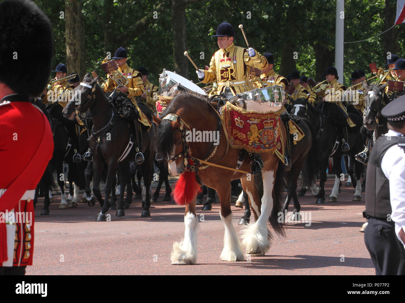 Londra, UK 9 Giugno 2018: i membri della famiglia reale visto su un carro trainato da cavalli come fanno il loro modo per la sfilata delle Guardie a Cavallo sulla Terra il 9 giugno 2018. Oltre 1400 sfilando soldati, 200 cavalli e 400 musicisti si riuniscono ogni mese di giugno in un grande display di precisione militare, equitazione e fanfare per contrassegnare la regina ufficiale di compleanno. Credito: David Mbiyu/Alamy Foto Stock