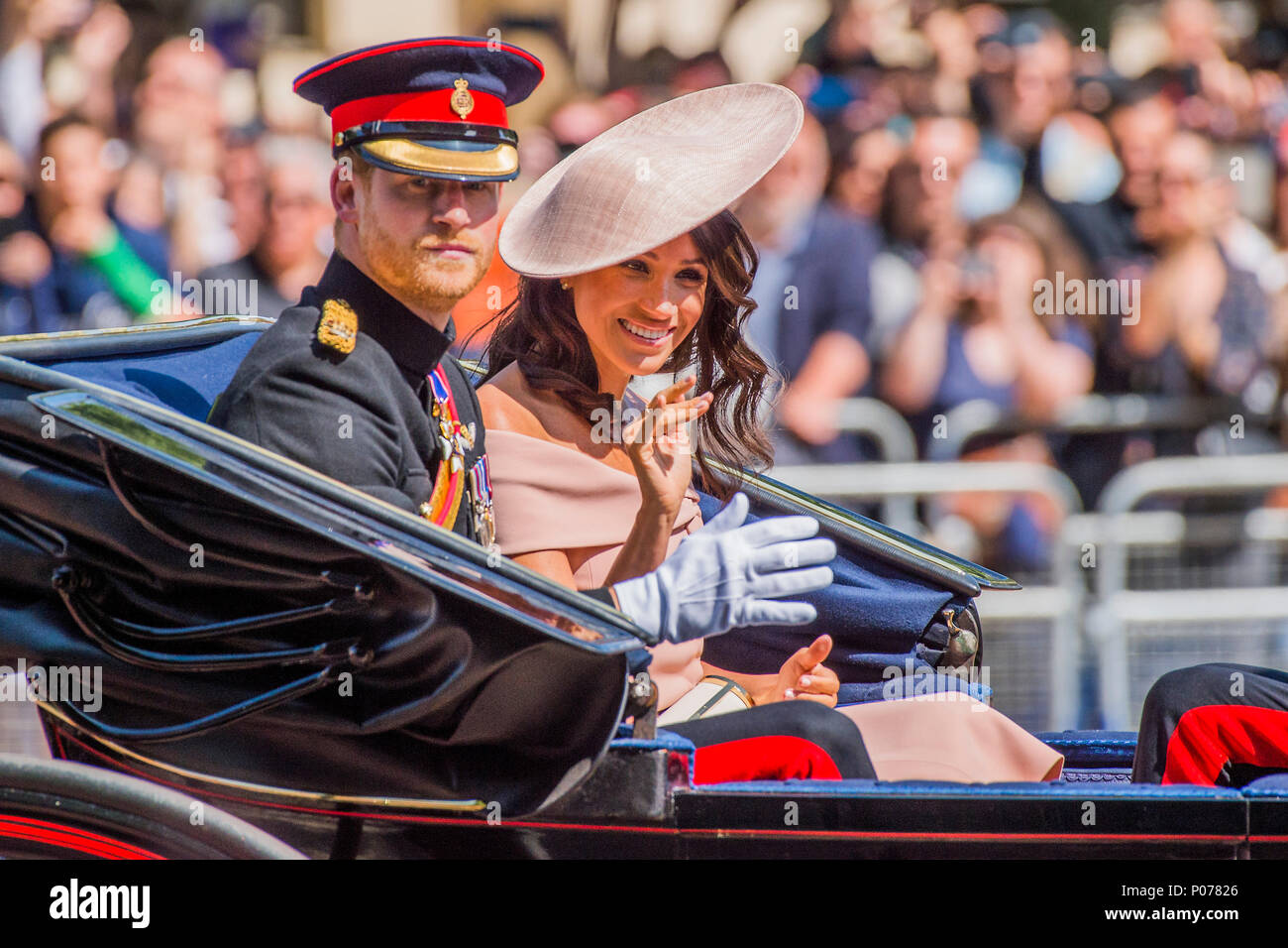 Londra, UK, 9 giugno 2018. Il principe Harry e Meghan, il Duca e la Duchessa di Sussex arrivare - La regina il compleanno Parade, più comunemente nota come Trooping il colore. Le guardie Coldstream truppa il loro colore., Credito: Guy Bell/Alamy Live News Foto Stock